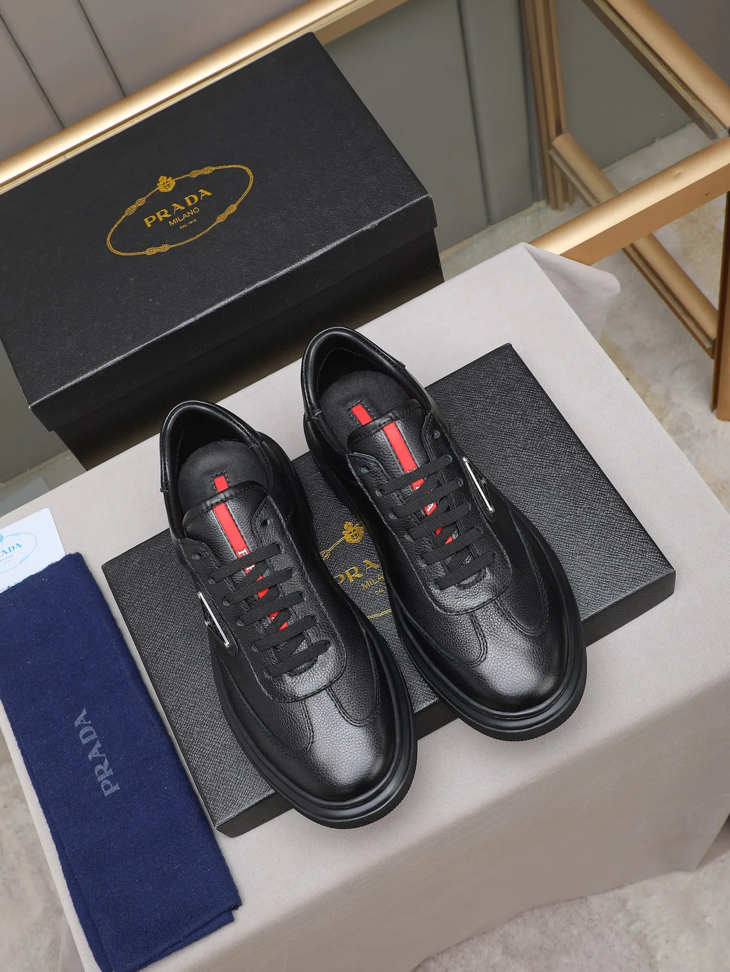 PP460 Prada/Prada men's new casual shoes, this upper is made of imported calfskin + sheep lining! The outside is decorated with the P family's classic metal triangle enamel logo, and the outsole is made of non-slip sports foam ultra-light outsole, which feels good on the feet and is a fashionable and fashionable item!  Size: 38-44 (45 customized)